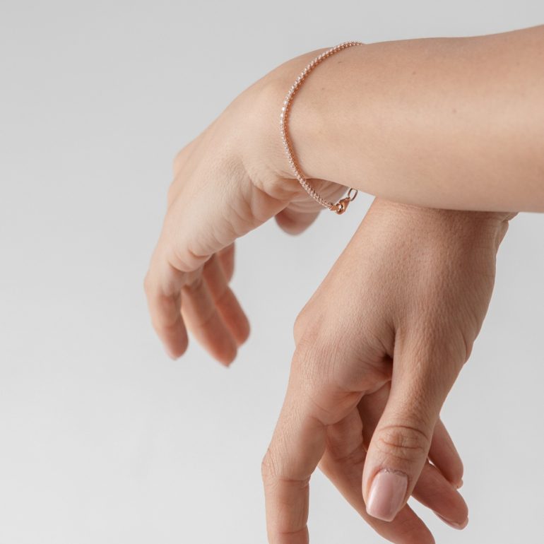 auksinė apyrankė su cirkoniais