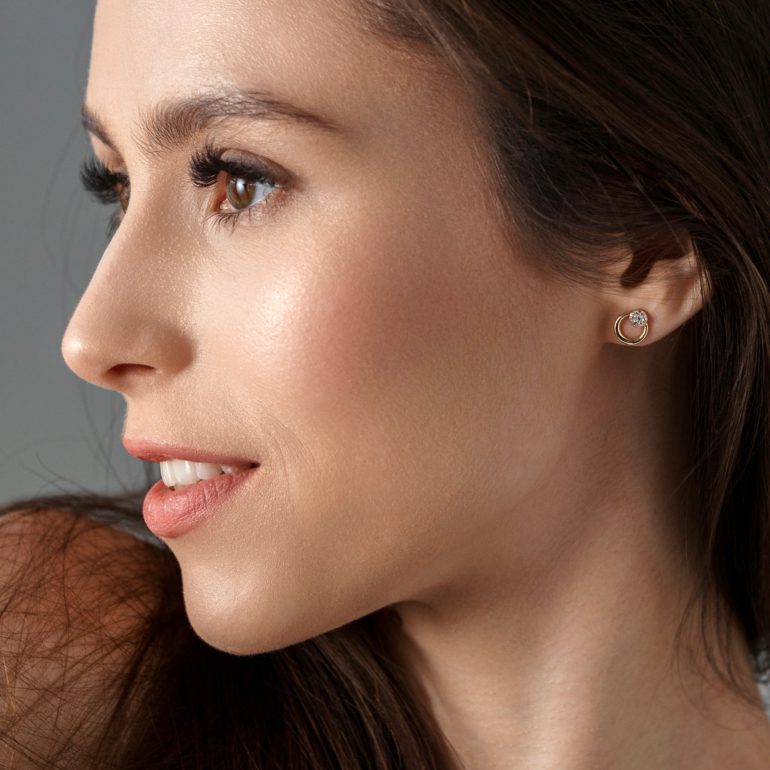 auksiniai adatiniai auskarai su cirkoniais