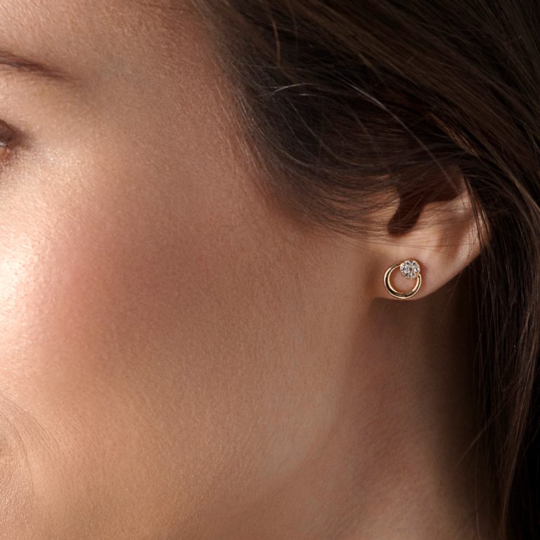 auksiniai adatiniai auskarai su cirkoniais