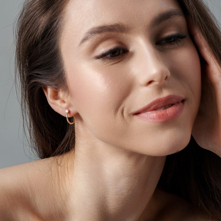 geltono aukso rinkutės su cirkoniais