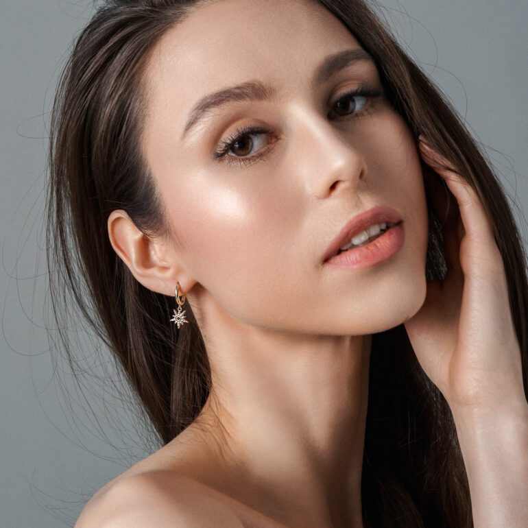 auksiniai auskarai su cirkoniais