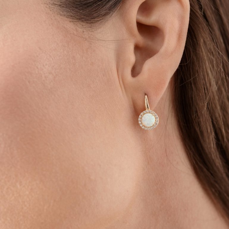 auksiniai auskarai su opalu