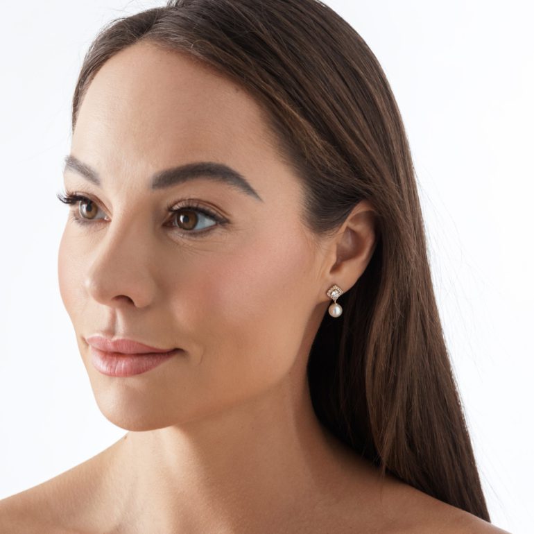 auksiniai auskarai su perlais