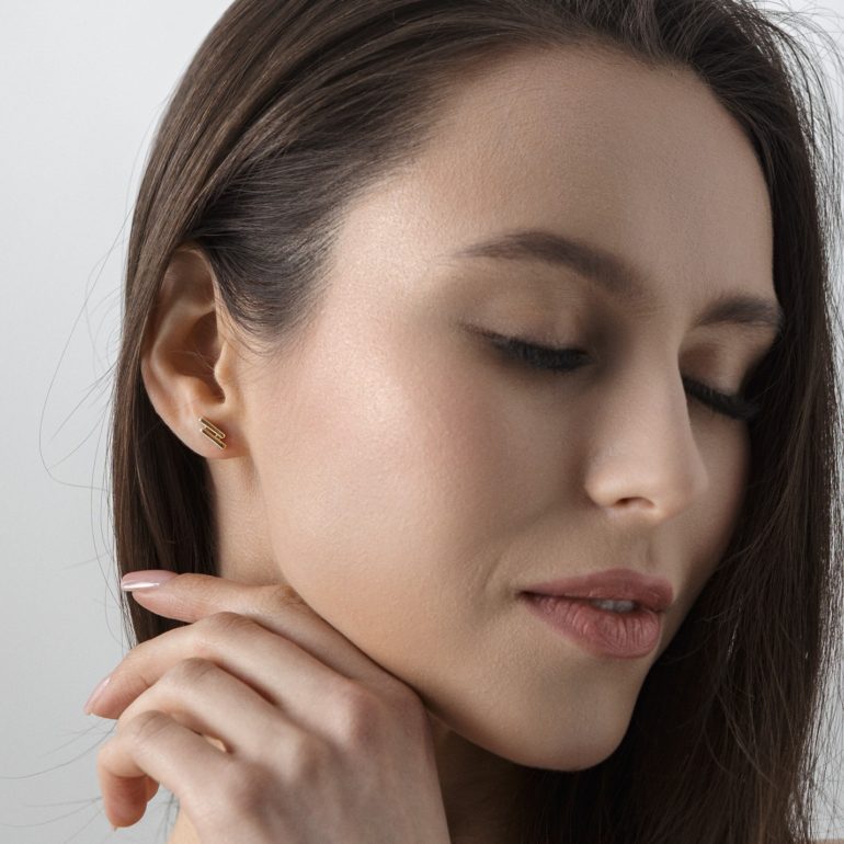 auksiniai minimalistiniai auskarai