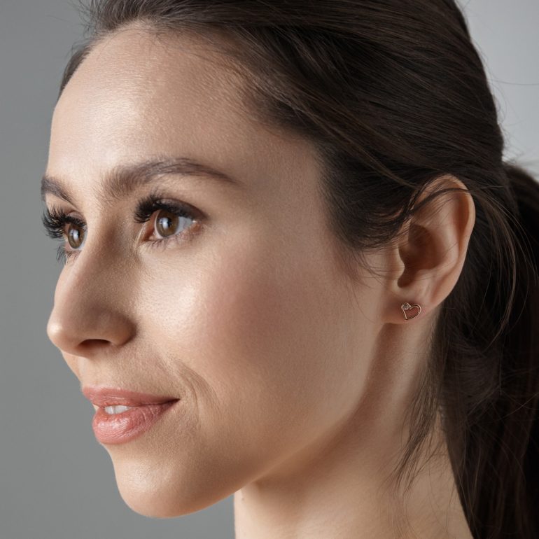 Auksiniai adatiniai širdutės formos auskarai su cirkonio akute