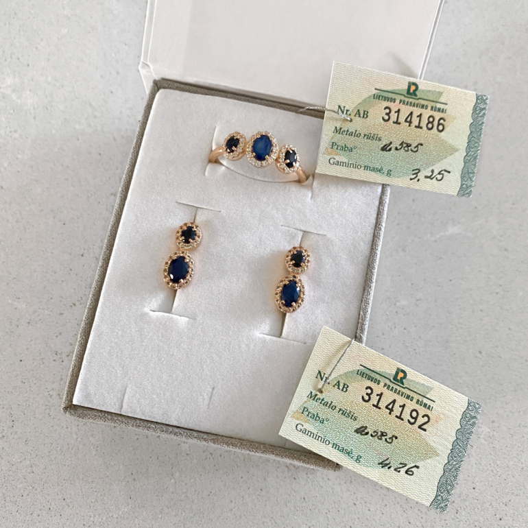 Auksiniai auskarai su safyrais
