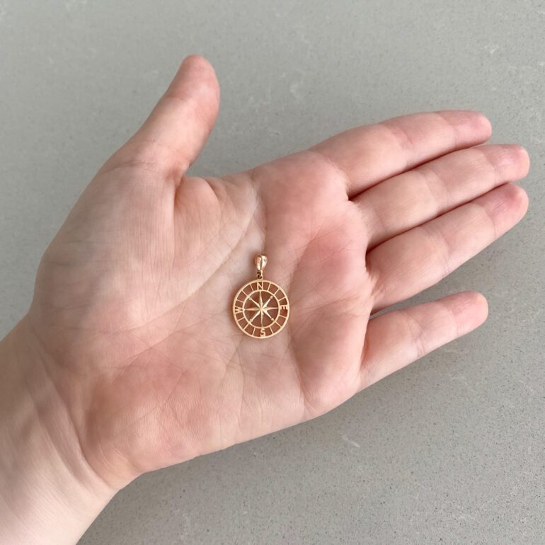 Auksinis pakabukas - kompasas