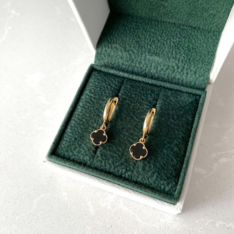 Kabantys geltono aukso auskarai su oniksu - keturlapis dobilas