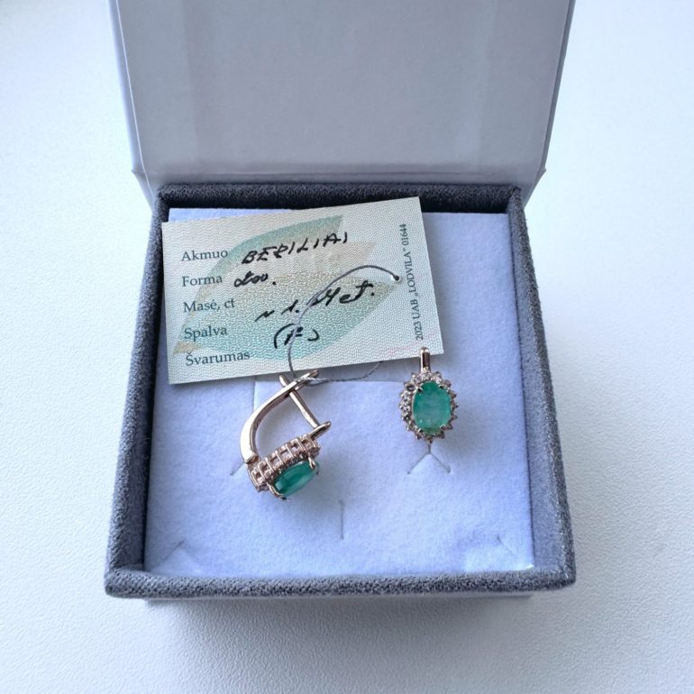 auksiniai auskarai su berilais