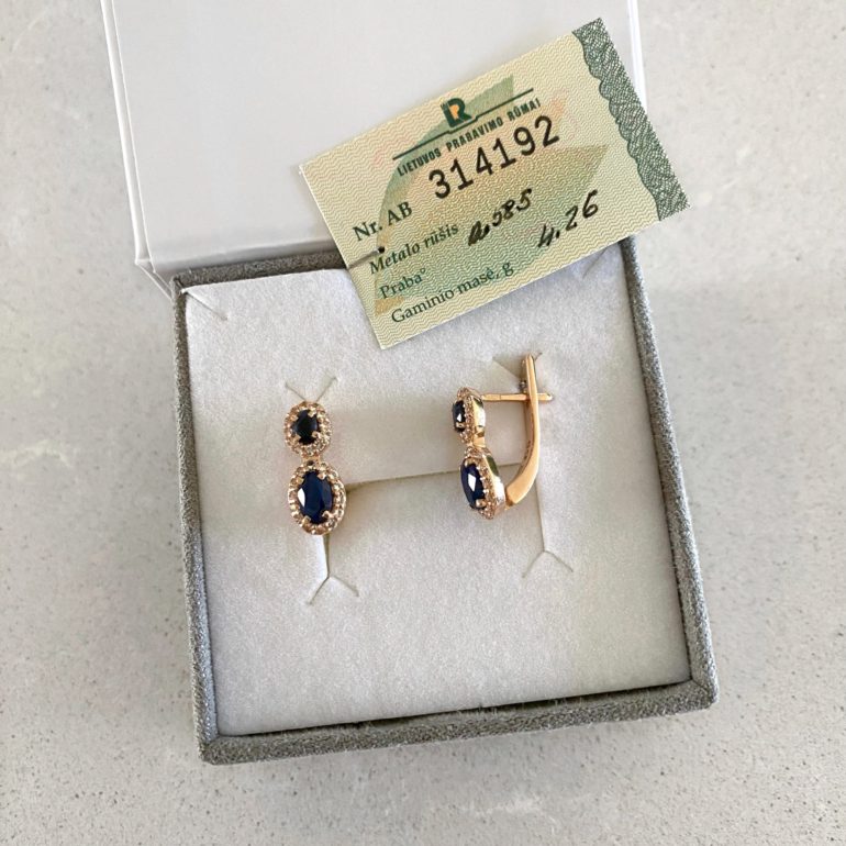 Auksiniai auskarai su safyrais