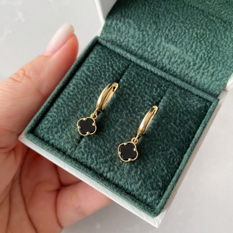 Kabantys geltono aukso auskarai su oniksu - keturlapis dobilas