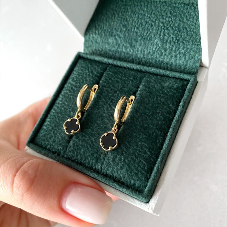 Kabantys geltono aukso auskarai su oniksu - keturlapis dobilas