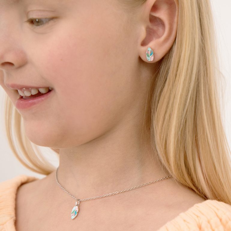 Vaikiškas sidabrinis vėrinys su pastelinių spalvų plunksna