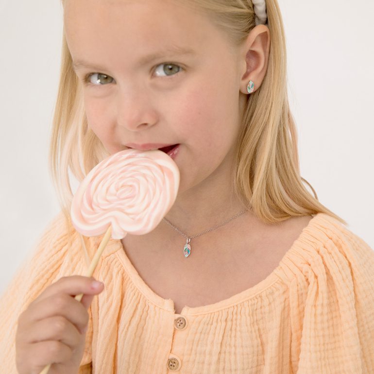 Vaikiškas sidabrinis vėrinys su pastelinių spalvų plunksna