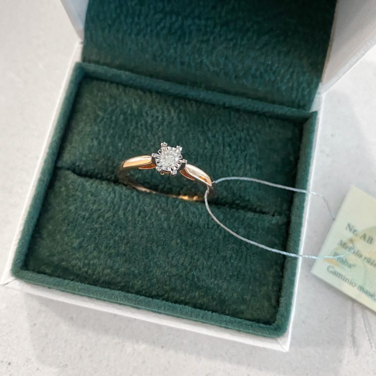 auksinis sužadėtuvių žiedas su deimantu