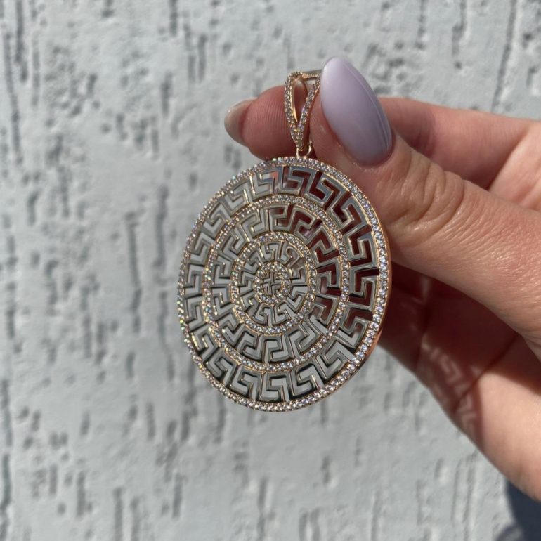 A luxurious and sparky rose gold pendant with cubic zirconia