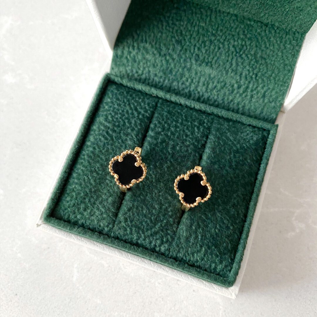 Yellow gold earrings with onyx - four-leaf clover