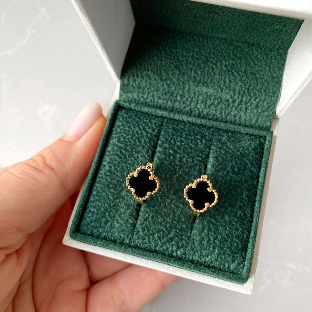 Yellow gold earrings with onyx - four-leaf clover