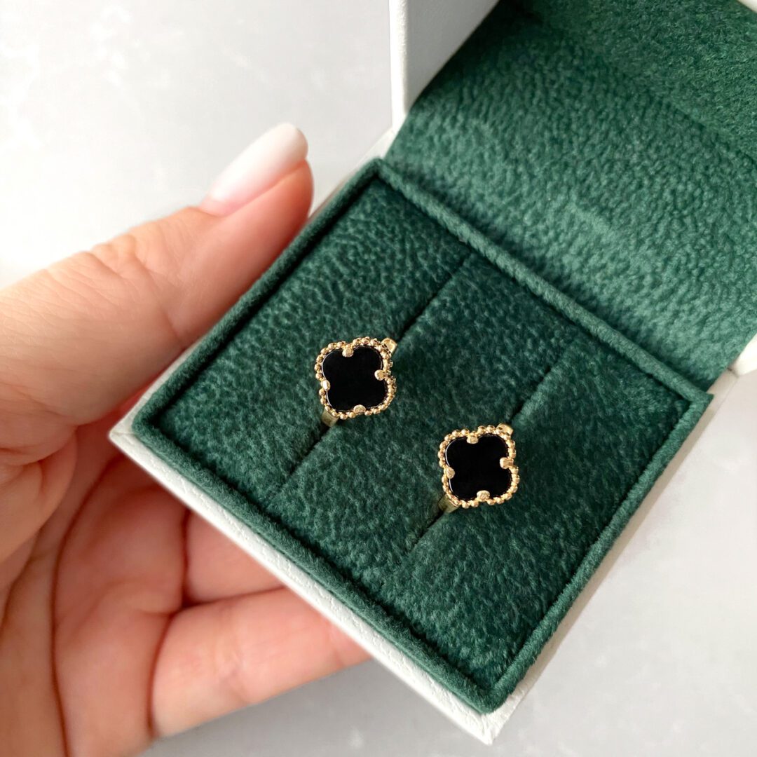 Yellow gold earrings with onyx - four-leaf clover