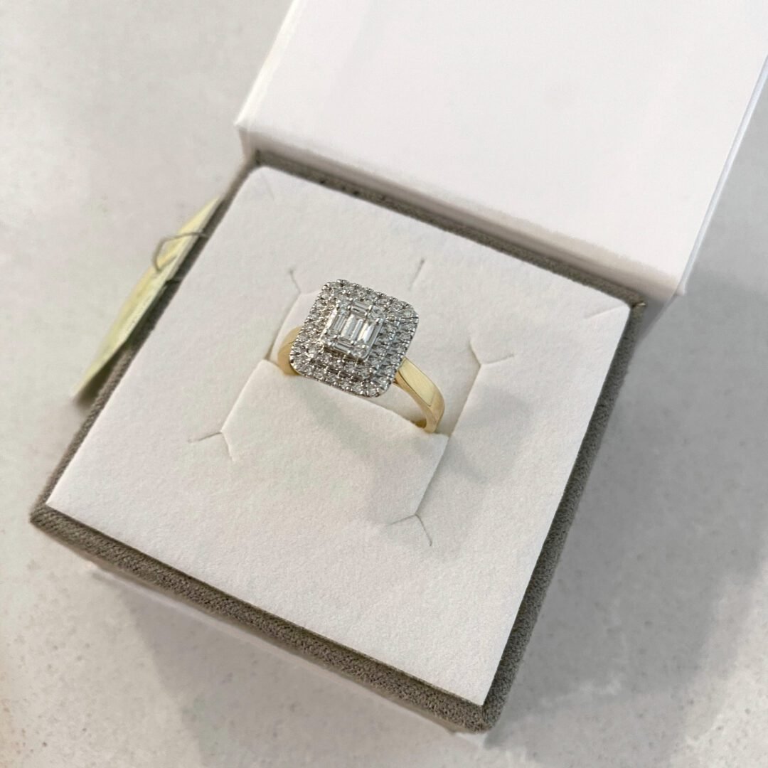 A luxurious yellow gold ring with diamonds