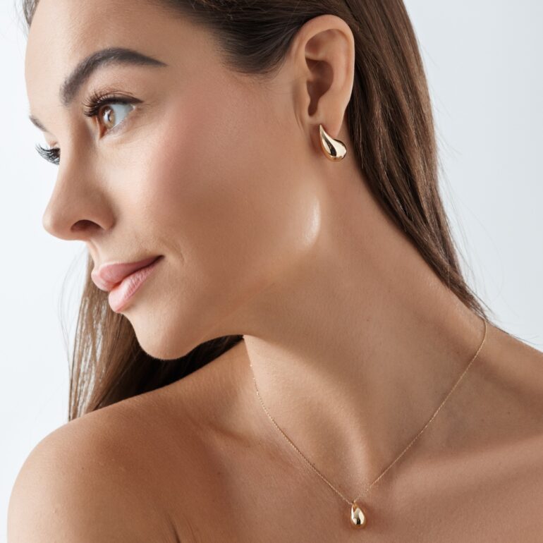 Rose gold chain with drop shaped pendant