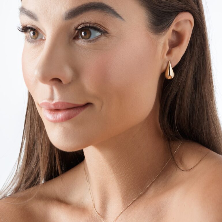 Rose gold chain with drop shaped pendant