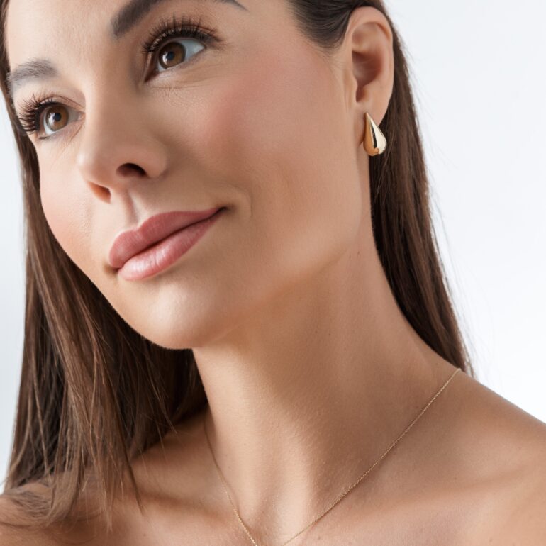 Rose gold chain with drop shaped pendant