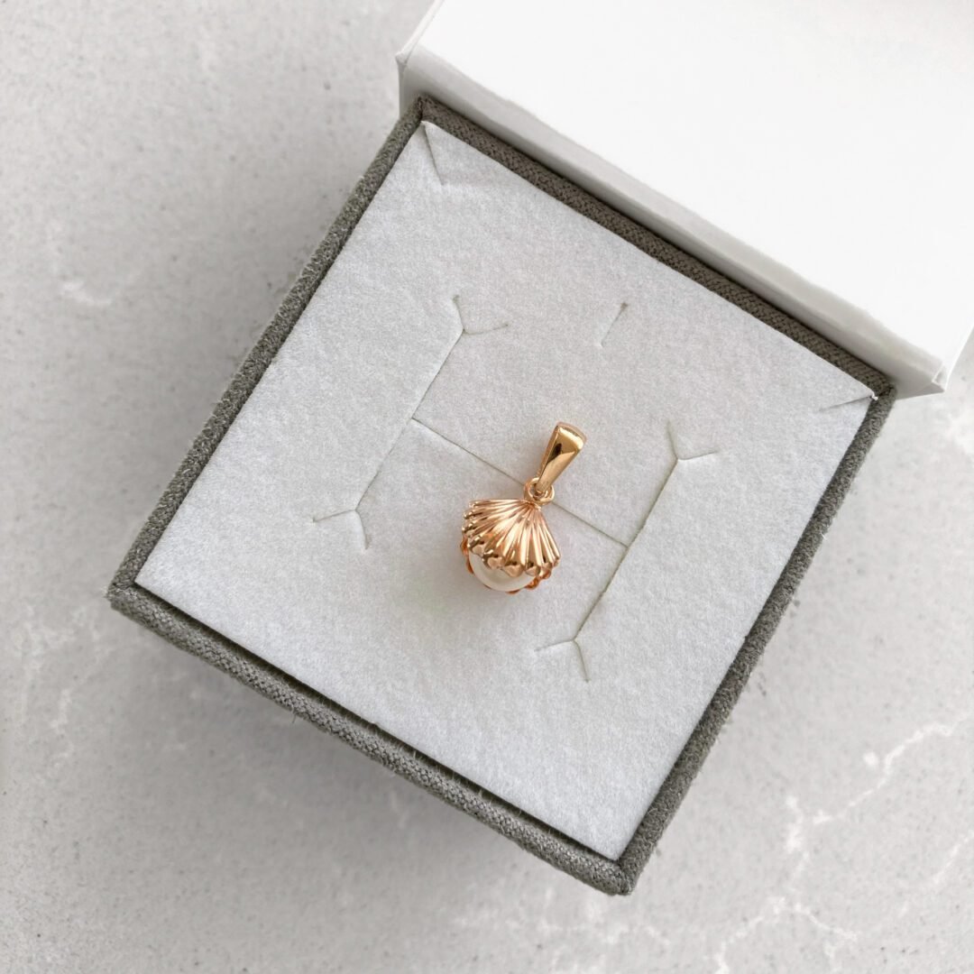 Rose gold pendant with pearl