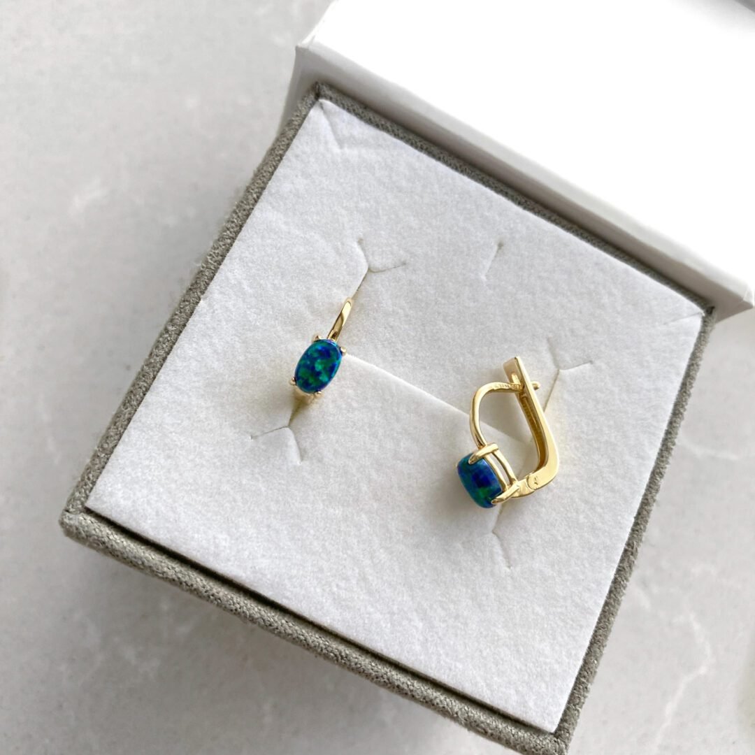 Yellow gold earrings with opal