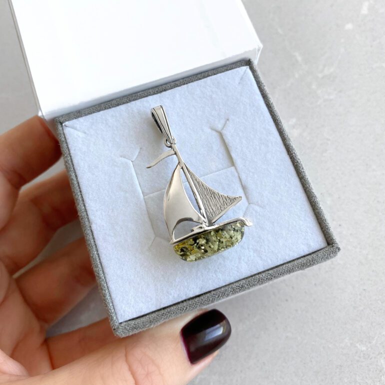 sidabrinis pakabukas su gintaru