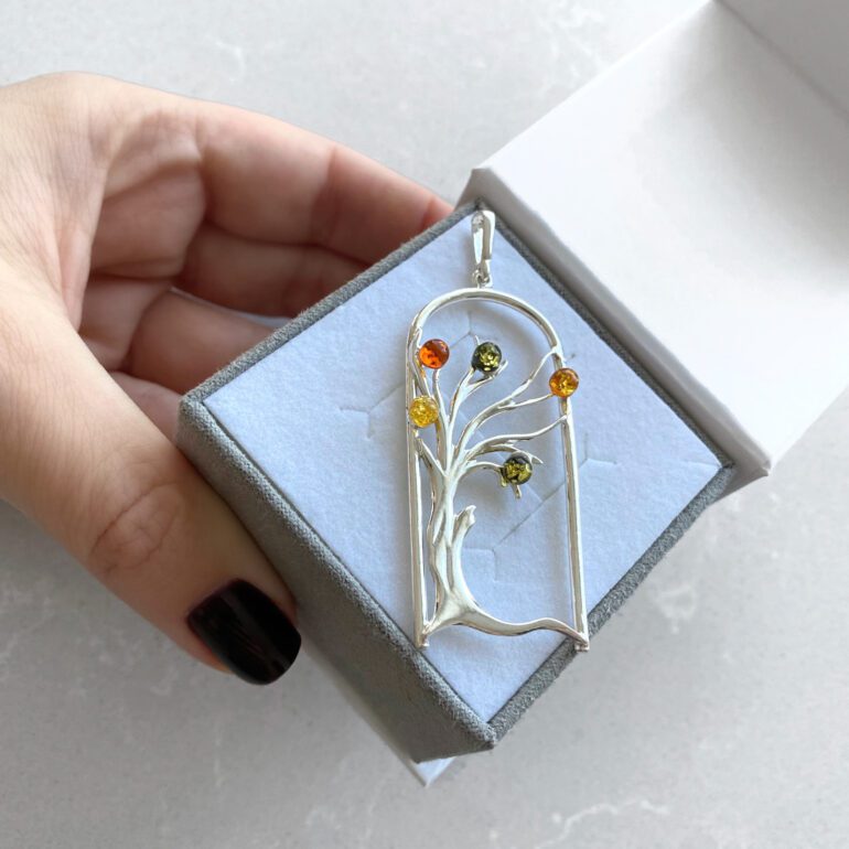 Sidabrinis pakabukas su gintaru