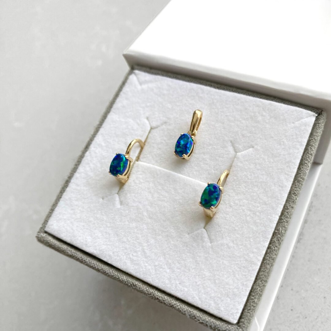 Yellow gold earrings with opal