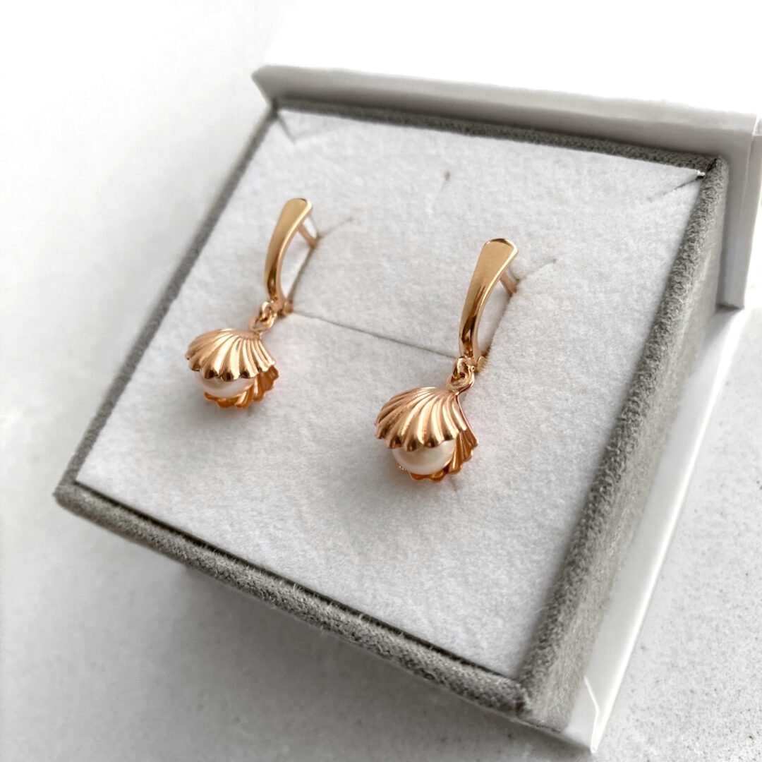 Rose gold earrings with pearls