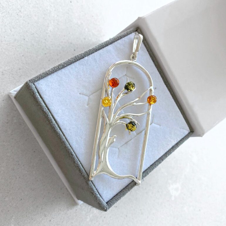 Sidabrinis pakabukas su gintaru