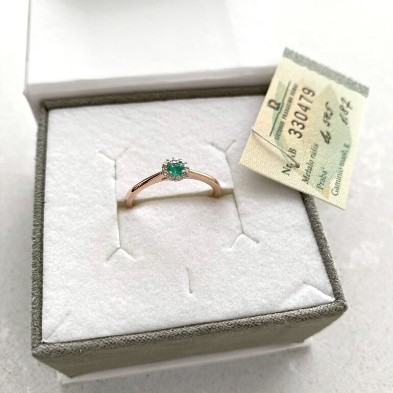 A luxurious and sparky rose gold ring with emerald and diamonds