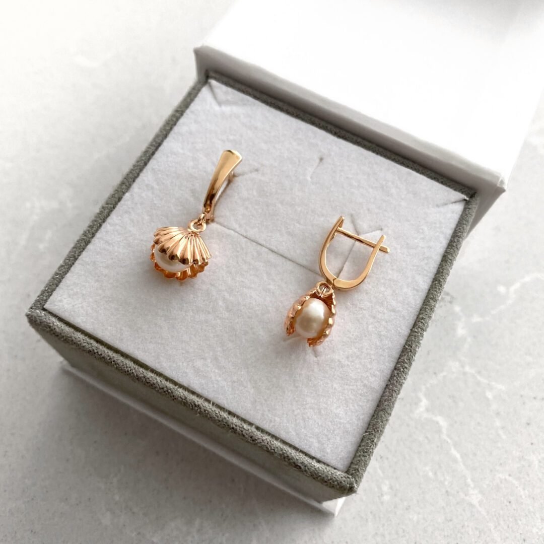 Rose gold earrings with pearls