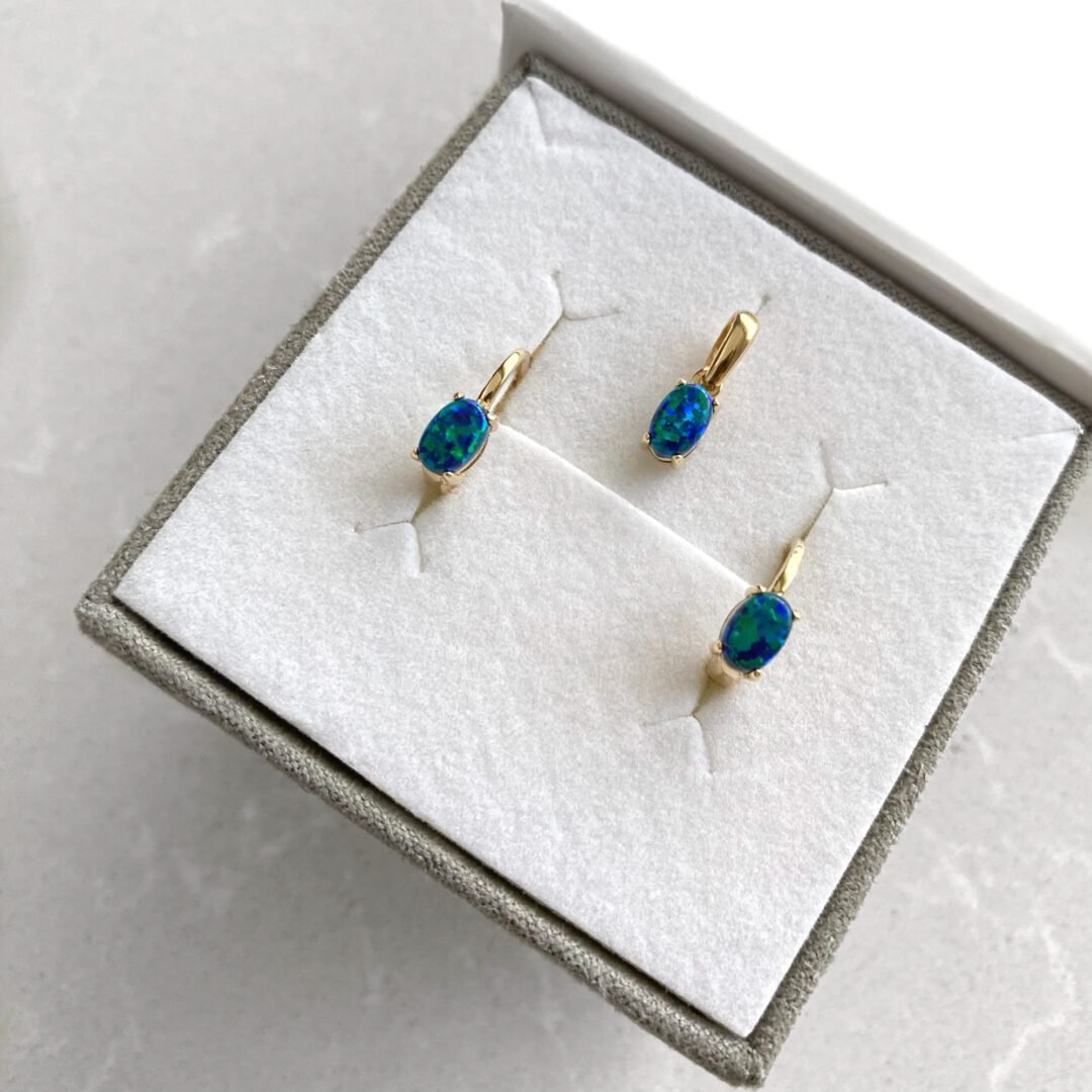 Yellow gold earrings with opal