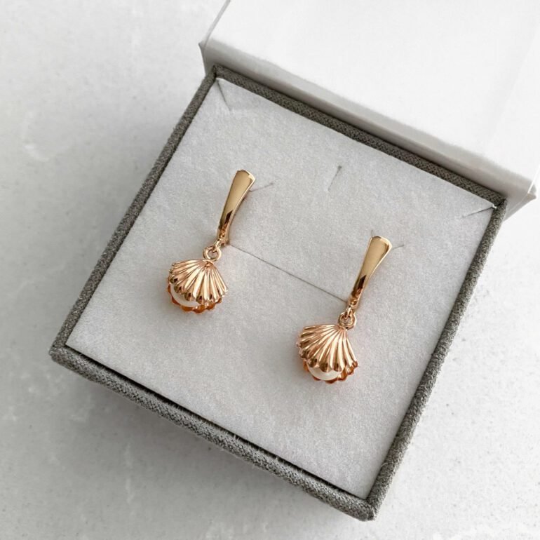 Rose gold earrings with pearls