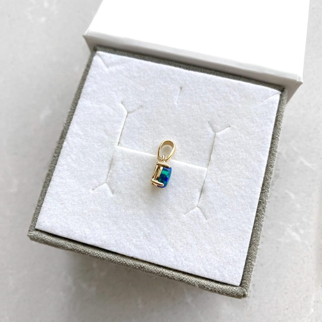 Yellow gold pendant with opal