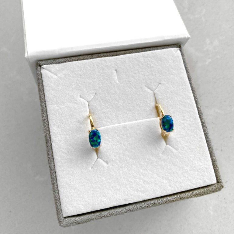 Yellow gold earrings with opal