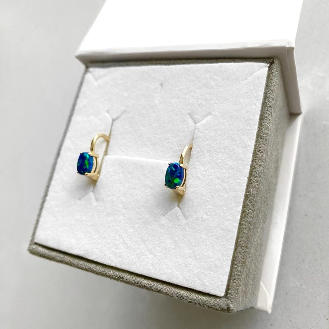 Yellow gold earrings with opal