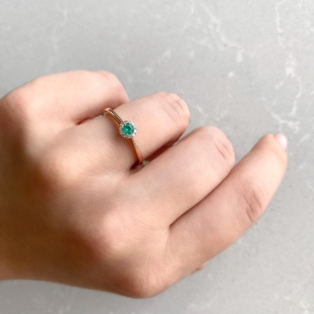 A luxurious and sparky rose gold ring with emerald and diamonds