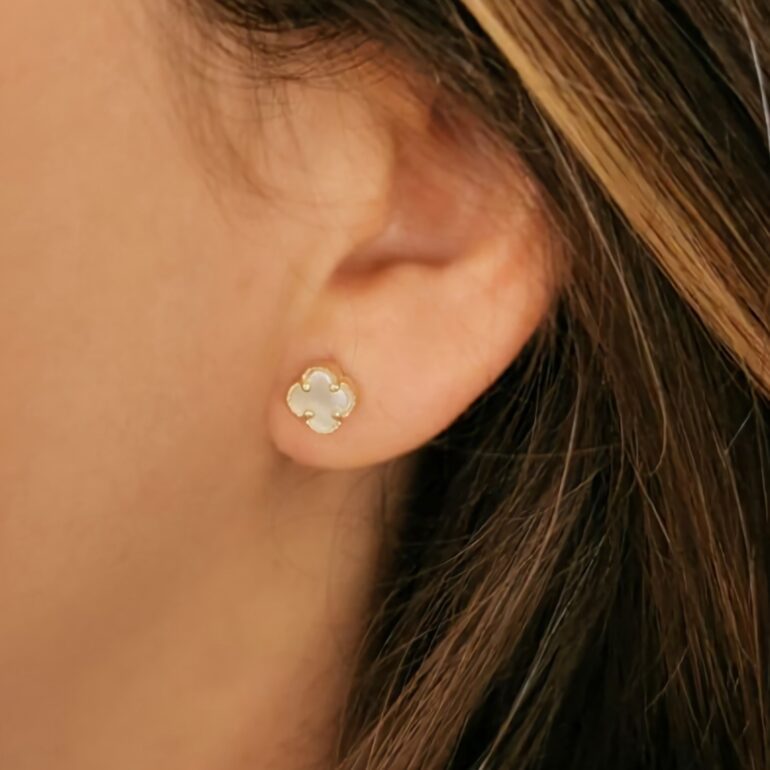 Rose gold stud earrings with mother of pearl - Four-leaf clover.