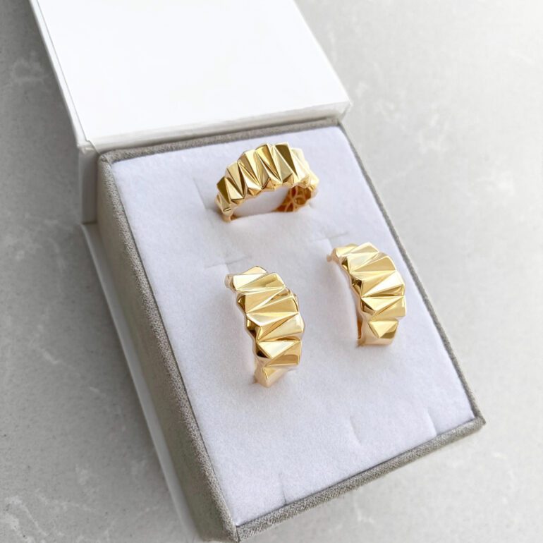 Yellow gold earrings