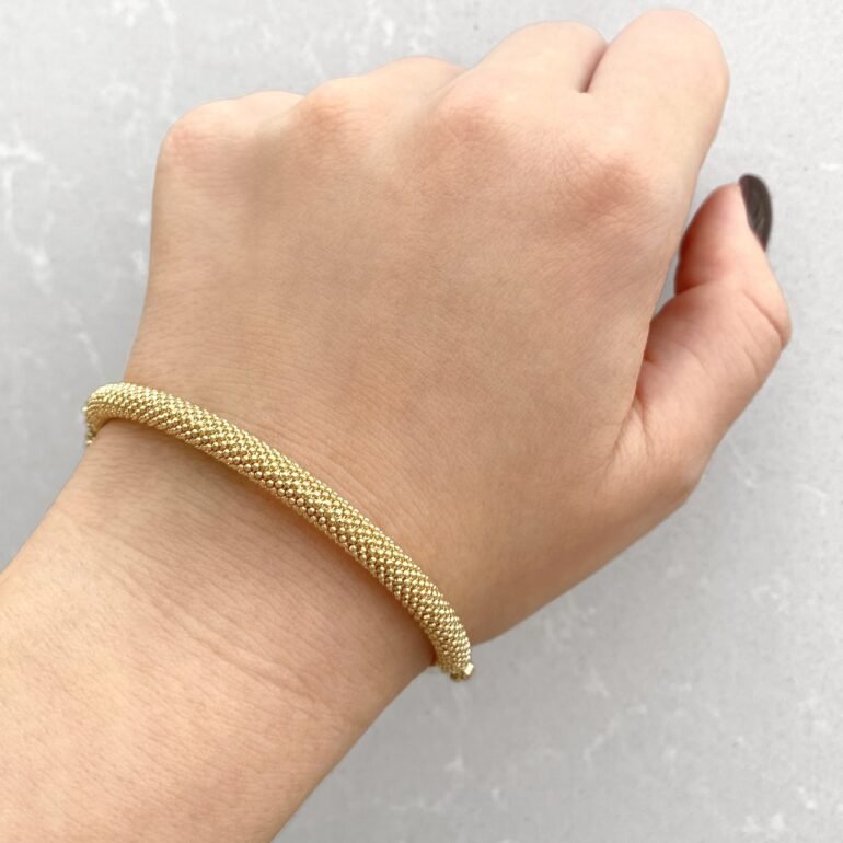 A modern yellow gold bracelet