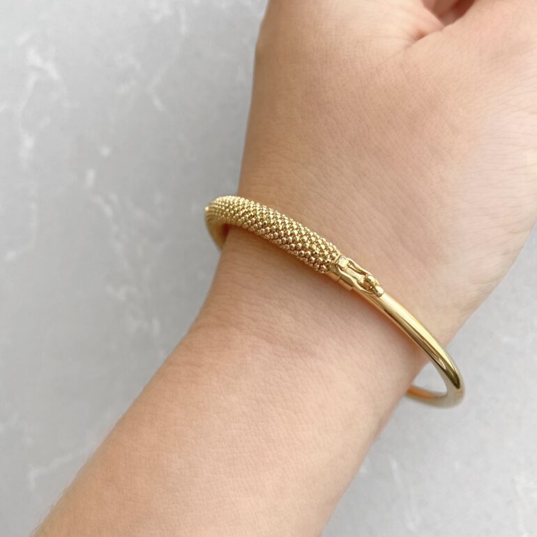 A modern yellow gold bracelet