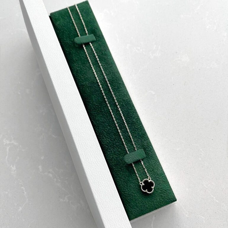 Sidabrinis vėrinys su oniksu - keturlapis dobilas