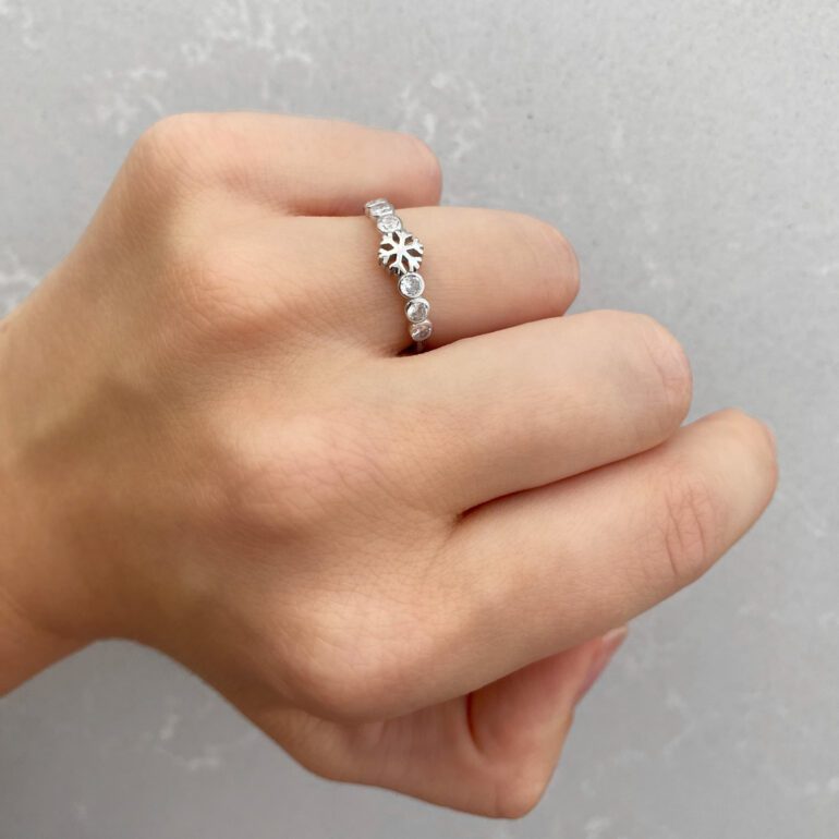 Sterling silver ring with cubic zirconia - snowflake