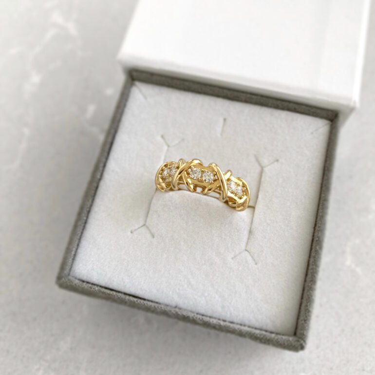 A luxurious yellow gold ring with cubic zirconia