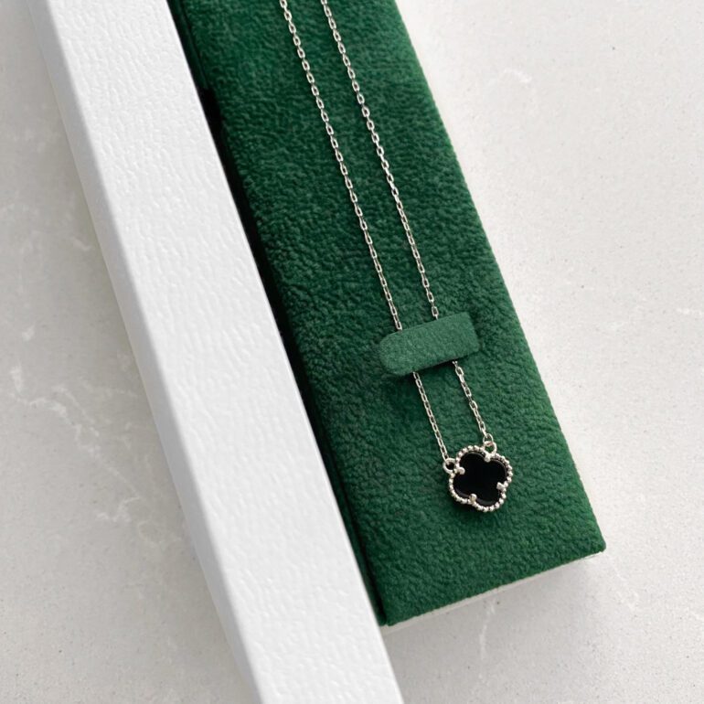 Sidabrinis vėrinys su oniksu - keturlapis dobilas